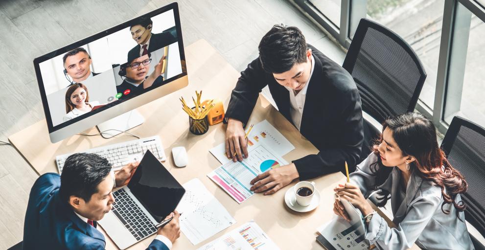 © Blue Planet Studio - stock.adobe.com Top view of a team in an office on a video call