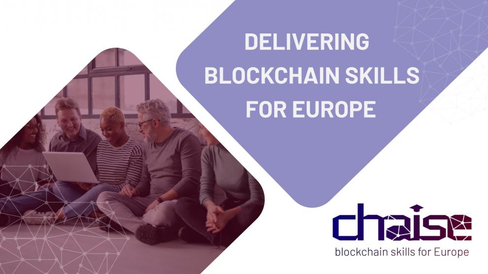 © 2021 Chaise Blockchainskills People smiling and looking at a laptop screen together