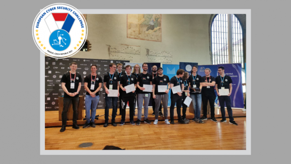 © ENISA The winning teams posing for the photographer