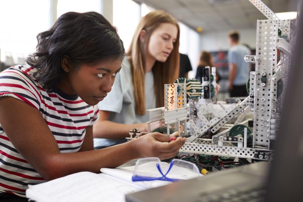 © Monkey Business - stock.adobe.com Two Female College Students Building Machine In Science Robotics Or Engineering Class