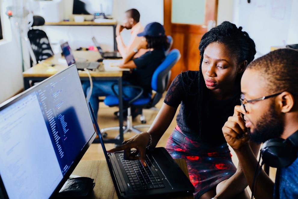 © Desola People having a discussion in front of the computer