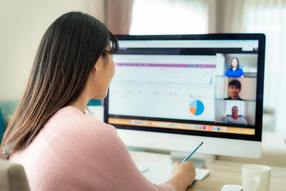 © Adobe Stock a woman with long dark hair following an online lesson