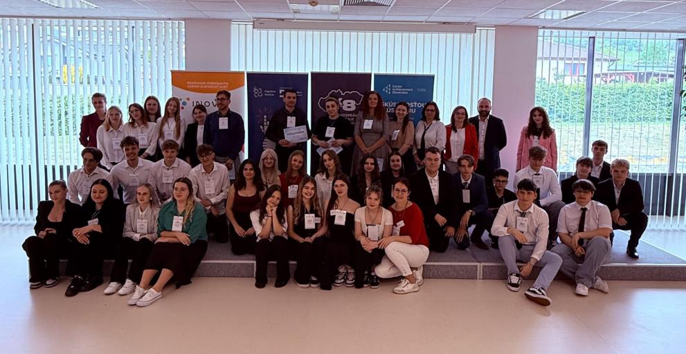 Group picture of students participating in National round of the Ideathon competition in Gbeľany
